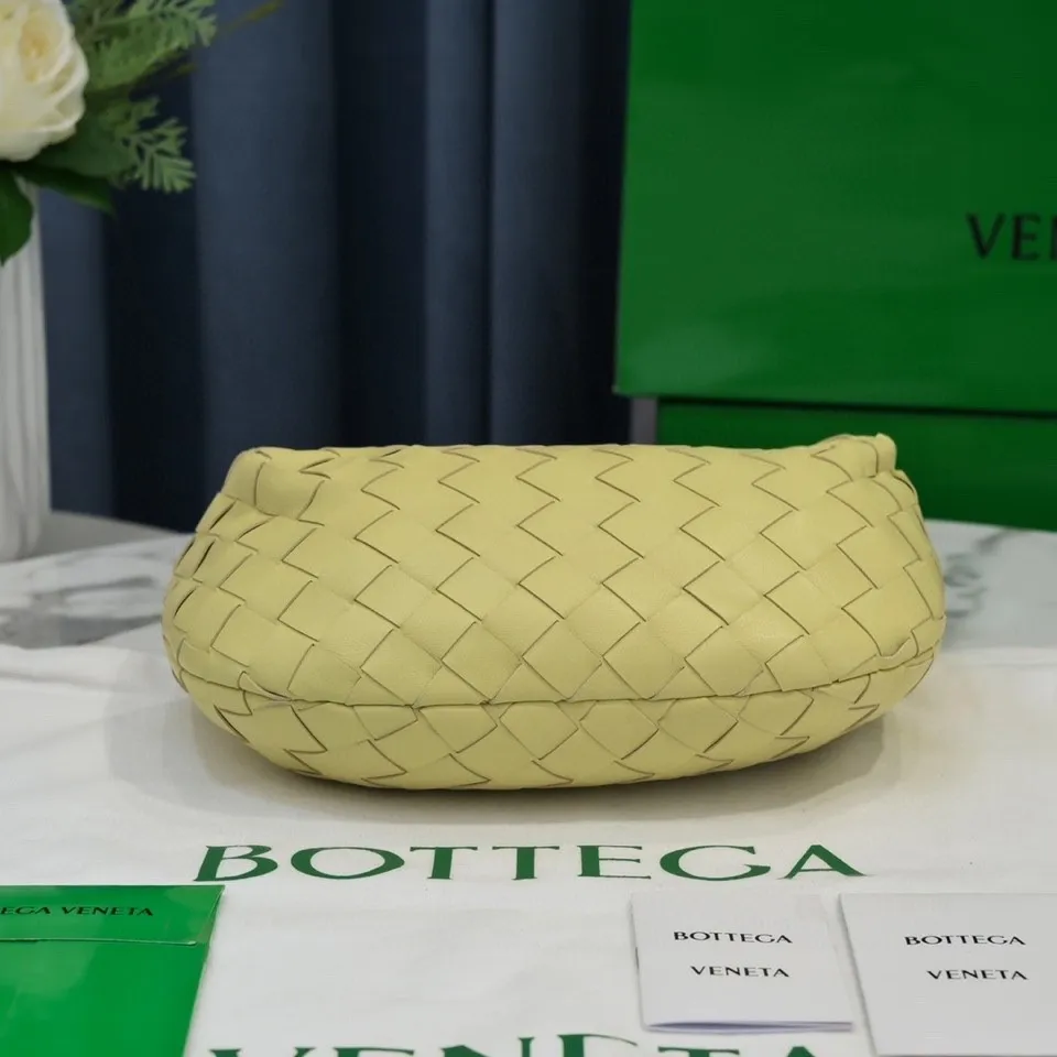 Batch 1120 BV Bottega Veneta's new early spring women's MINI JODIE handbag BV bag 🔥The new method is based on the original rounded corners, knotted with classic woven leather round hobo bag, The most iconic triangular pull-out design, using sheepskin draped soft shape, is super suitable for concave shapes~ Jodie feels really gentle to people, and is definitely the best item for daily matching. It has the same weave, new elements and twists, is compact and versatile, and is the new favorite of street style Internet celebrities! Dimensions: 23x28x8 Model: 6699-1